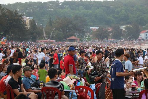 Đồ Sơn 'vỡ trận', đông nghẹt thở
