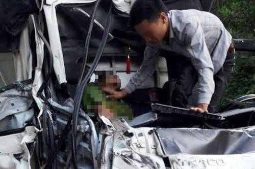 Hai xe tải tông nhau, một thượng úy công an chết thảm