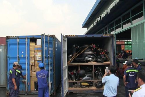 Phát hiện container chứa nhiều xe máy nhập lậu ở cảng Cát Lái