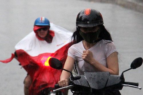 Sài Gòn tiếp tục mưa dông, mây đen che kín trời
