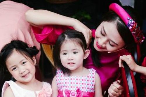 Vợ chồng Gia Bảo mang con gái Grammy chiêu mộ thí sinh nhí