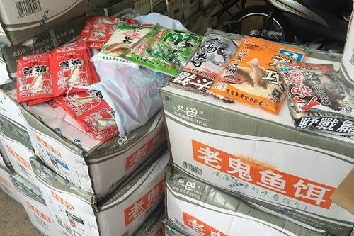 Thu giữ hơn 4 tấn mồi câu cá chưa rõ nguồn gốc