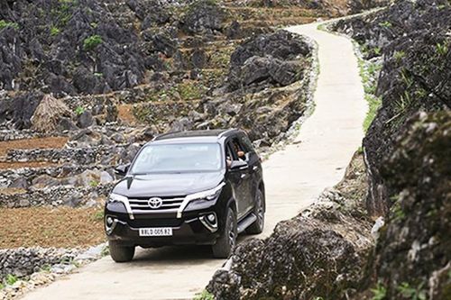 Cầm lái SUV bán chạy nhất Việt Nam - Toyota Fortuner 2017
