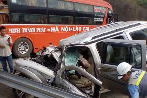Xế hộp đối đầu ô tô khách trên cao tốc Nội Bài - Lào Cai