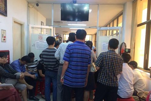 Phụ huynh chen chân xếp hàng đăng ký học thêm hè cho con ở TP.HCM