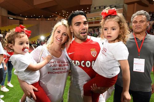 Falcao nâng cúp, Monaco vô địch Ligue 1 sau 17 năm chờ đợi