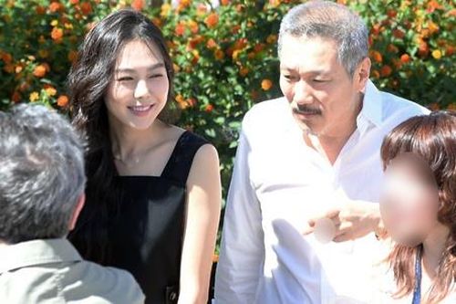 Cặp sao 'chú, cháu' Hàn Quốc tình tứ khi xuất hiện ở Cannes