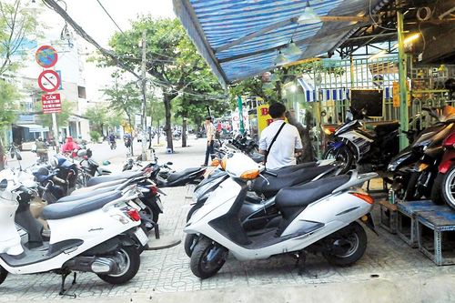 Lòng đường, vỉa hè TPHCM lại bị chiếm dụng
