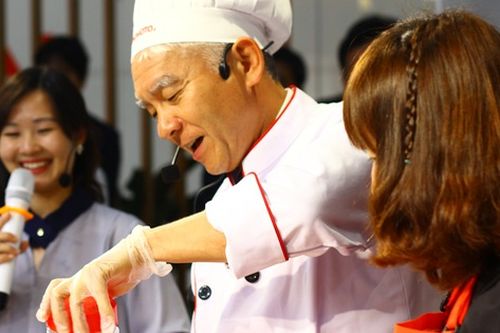 Tổng Giám đốc Ajinomoto tự tay làm đế bánh pizza đơn giản nhưng cực ngon