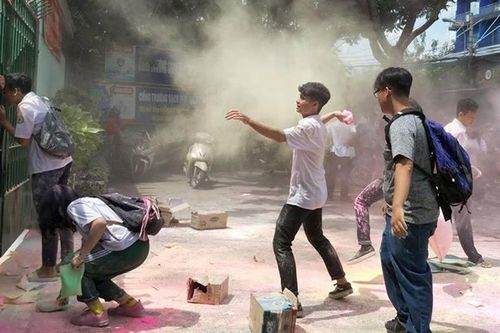 Học sinh lớp 12 ở Sài Gòn ném bột màu vào trường ngày chia tay