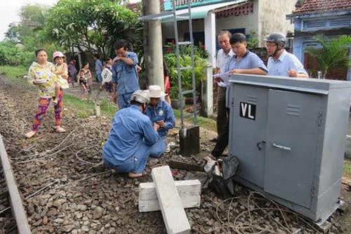 Xe 16 chỗ nằm ngang đường ray, tàu hỏa đâm nát