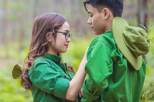 Học sinh Bắc Giang chụp ảnh kỷ yếu 'Chúng tôi là chiến sĩ'