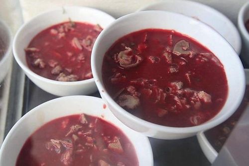 Báo nước ngoài cảnh báo về món tiết canh 'khoái khẩu' của Việt Nam