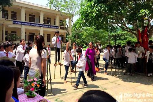 Xem học sinh miền núi đi cà kheo, nhảy bao bố