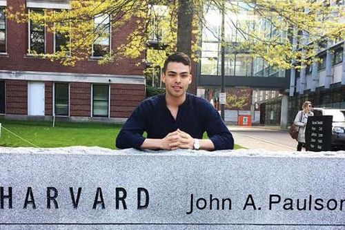 Chàng trai cọ toilet để theo đuổi giấc mơ Harvard