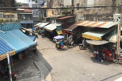 Can ngăn đôi nam nữ cãi nhau, 3 người bị chém thương vong