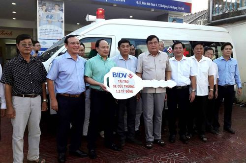 BIDV Trà Vinh tặng xe cứu thương cho BVĐK huyện Cầu Ngang