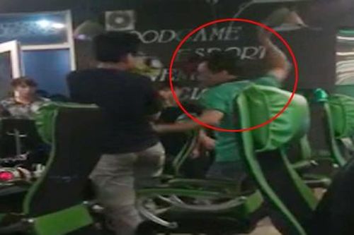Clip: Bắt quả tang con chơi game, bố đập vỡ 20 máy tính của quán net