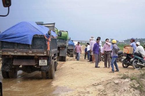Quảng Ngãi: Yêu cầu công ty dừng việc khai thác cát