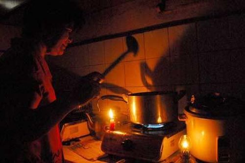 Nắng nóng gần 40 độ, người dân Hà Nội vẫn chịu cảnh mất điện