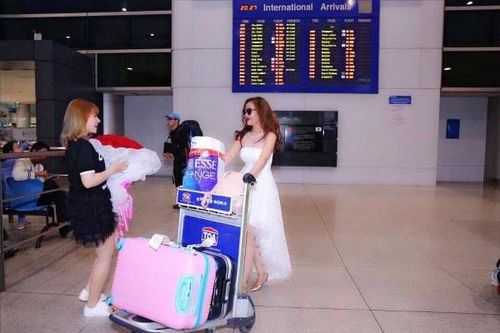 Á hậu Thanh Tuyền rạng rỡ trở về sau đăng quang