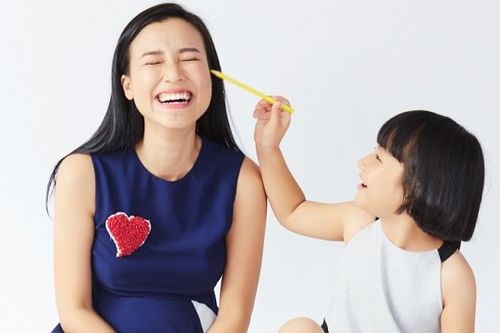 Á hậu Hoàng Oanh lần đầu khoe ảnh con gái nuôi đáng yêu