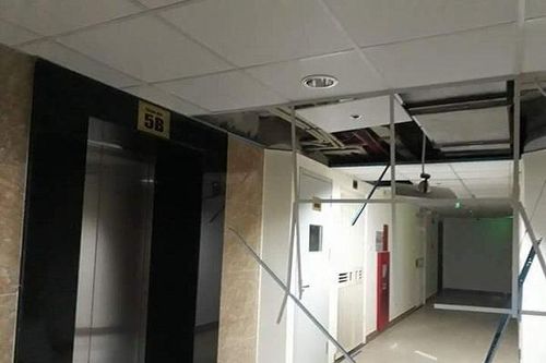 Giông lốc kéo sập nhiều mảnh trần nhà ở chung cư Gemek Tower