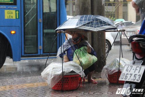 Những phận người mưu sinh giữa mưa lớn ở Sài Gòn