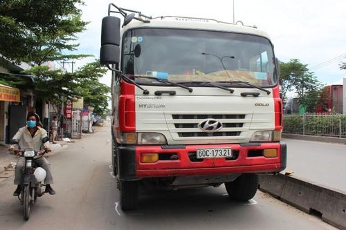Người phụ nữ chết thảm khi bị xe ben kéo lê 100m