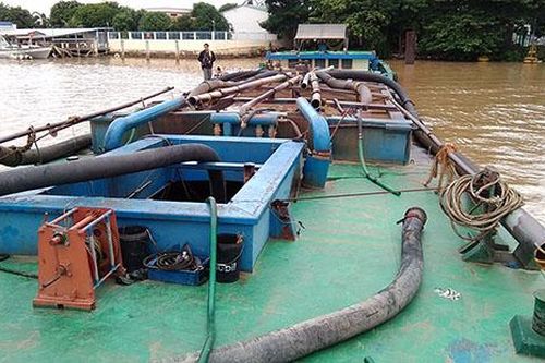 Bắt sà lan 300 tấn hút cát trái phép trên sông Cổ Chiên