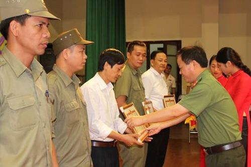 Tuyên dương cá nhân điển hình trong phong trào toàn dân bảo vệ ANTQ