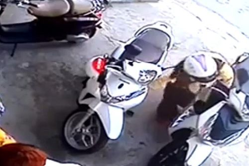 Người phụ nữ đi xe SH 'tiện tay' trộm đồ trong chớp mắt