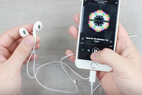 Dùng thử tai nghe lightning của iPhone 7