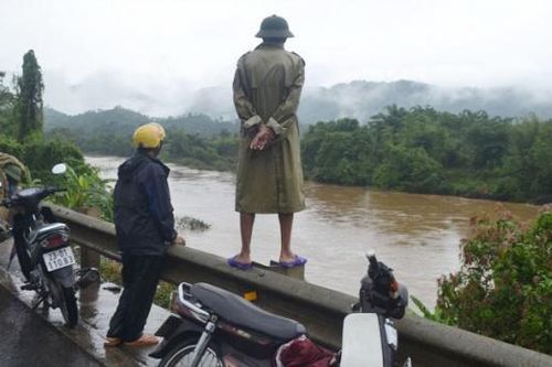 Bí thư thôn cùng con trai mất tích khi đánh cá trên sông