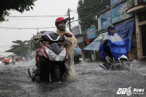 Mưa như thác đổ, đường Sài Gòn biến thành sông, xe cộ chết máy la liệt