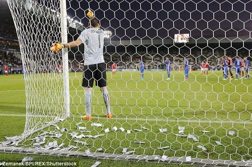 Fan Italia rải mưa tiền tẩy chay Gianluigi Donnarumma