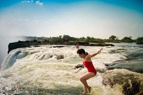 Hồ bơi Tử Thần trên đỉnh thác Victoria
