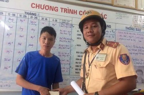CSGT nhặt ví tiền nhanh chóng tìm người đánh rơi trả lại