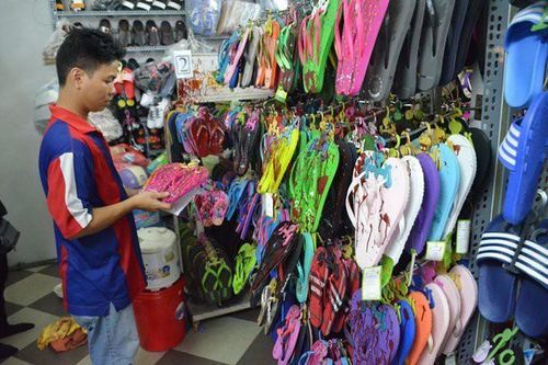 Tiệm bán giày, dép nghi bị đối thủ cạnh tranh liên tục tạt sơn