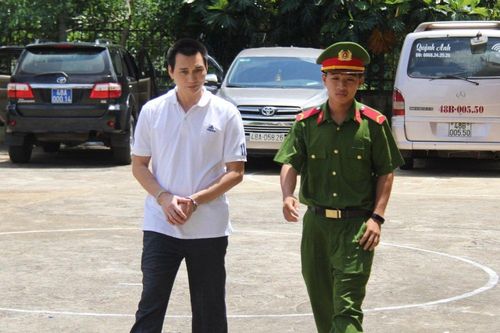 Nguyên cán bộ công an tỉnh đánh bạc, làm giả hồ sơ, lừa chạy việc lĩnh án tù