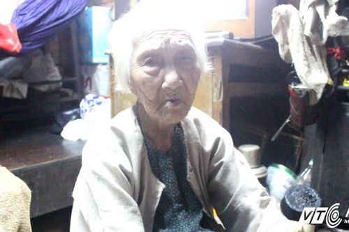 Cụ bà 91 tuổi nhặt ve chai nuôi con gái tâm thần ở Sài Gòn