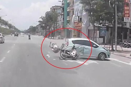 Chạy xe máy tốc độ 'bàn thờ', mải nhìn điện thoại, đâm sầm vào ô tô