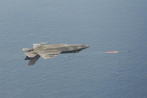 Tiêm kích F-35 phóng tên lửa trong trạng thái 'bay ngửa''