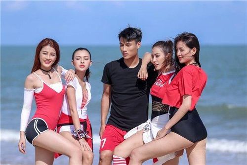 Mạc Hồng Quân bẽn lẽn bên dàn chân dài mặc bikini trong The Face 2017