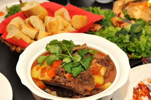 Tuyệt chiêu chế biến bò sốt vang ăn kèm bánh mỳ ngon tuyệt