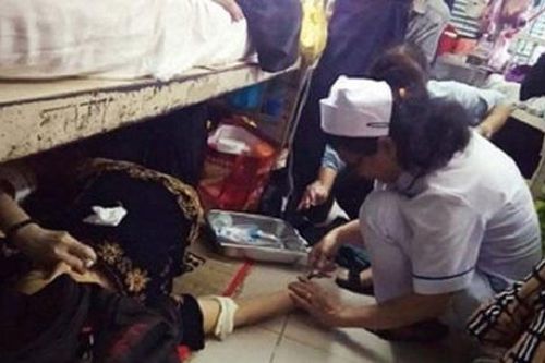 Điều dưỡng cấp cứu bệnh nhân dưới sàn nhà bị kỷ luật