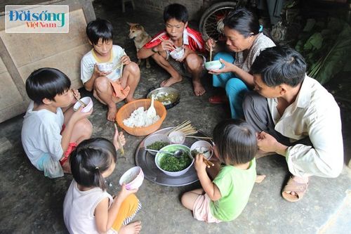Cặp vợ chồng 'siêu đẻ' ở Quảng Nam: 26 năm sinh 15 đứa con