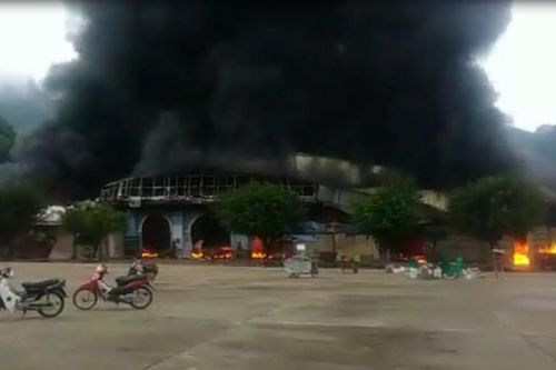 Đang cháy lớn chợ ở cửa khẩu Tân Thanh