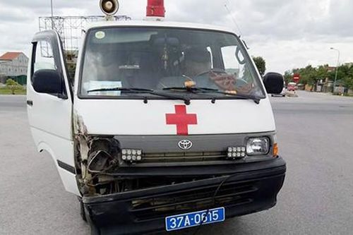 Va chạm giao thông, tài xế xe cứu thương vác dao truy sát người