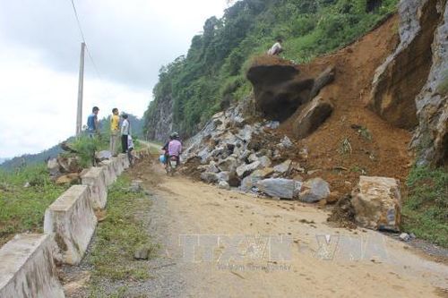 Nhiều tuyến đường bị sạt lở do mưa lớn tại Lào Cai